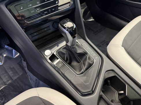 Certified 2025 Volkswagen Taos SE w/ Panoramic Sunroof Package FWD image 21