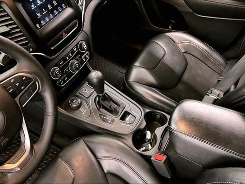 Used 2019 Jeep Cherokee Latitude Plus w/ Cold Weather Group AWD/4WD image 17