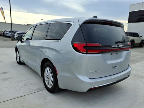 Used 2023 Chrysler Pacifica Touring-L image 3