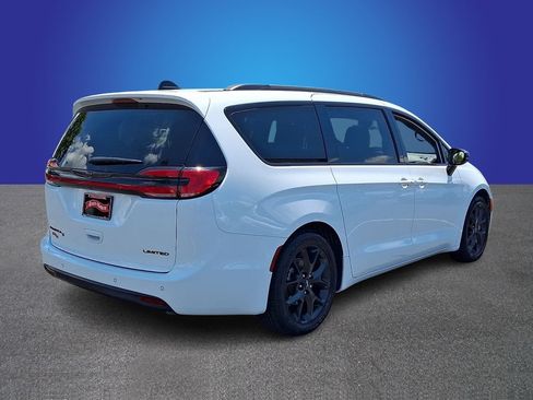 Used 2025 Chrysler Pacifica Limited FWD image 4
