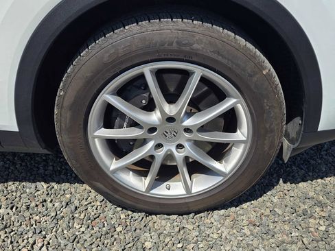 Used 2024 Porsche Cayenne AWD/4WD image 17