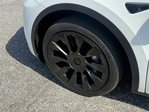 Used 2023 Tesla Model Y Long Range image 4