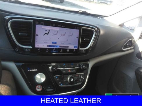 Used 2024 Chrysler Pacifica Touring-L image 3