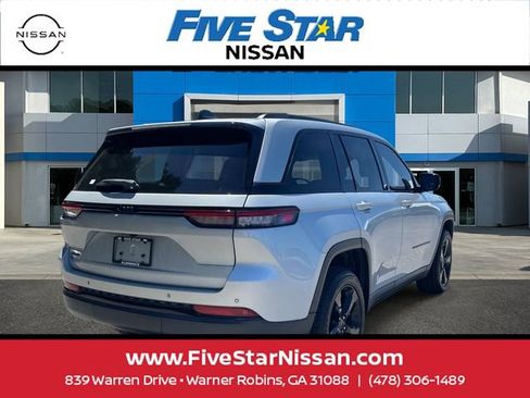 Used 2022 Jeep Grand Cherokee Altitude AWD/4WD image 6