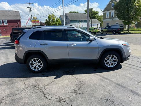 Used 2017 Jeep Cherokee Latitude w/ Cold Weather Group AWD/4WD image 3