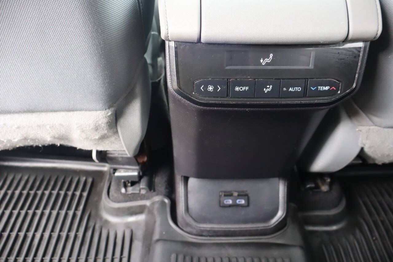 Used 2022 Toyota Highlander LE AWD/4WD image 16