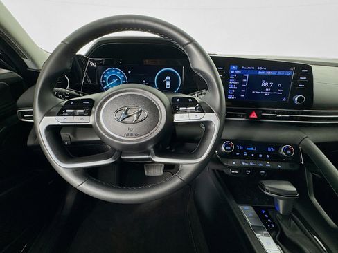 Used 2022 Hyundai Elantra SEL w/ Convenience + Premium Package FWD image 10