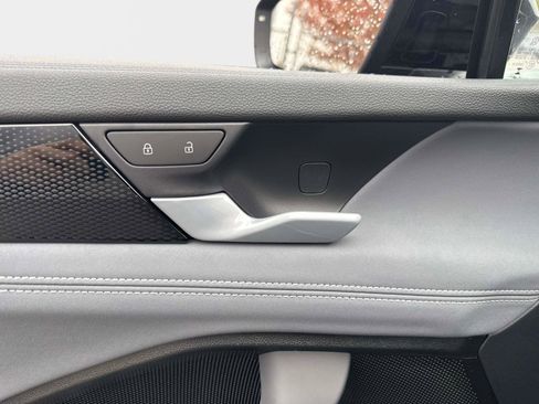 New 2025 Volkswagen Tiguan SE image 19