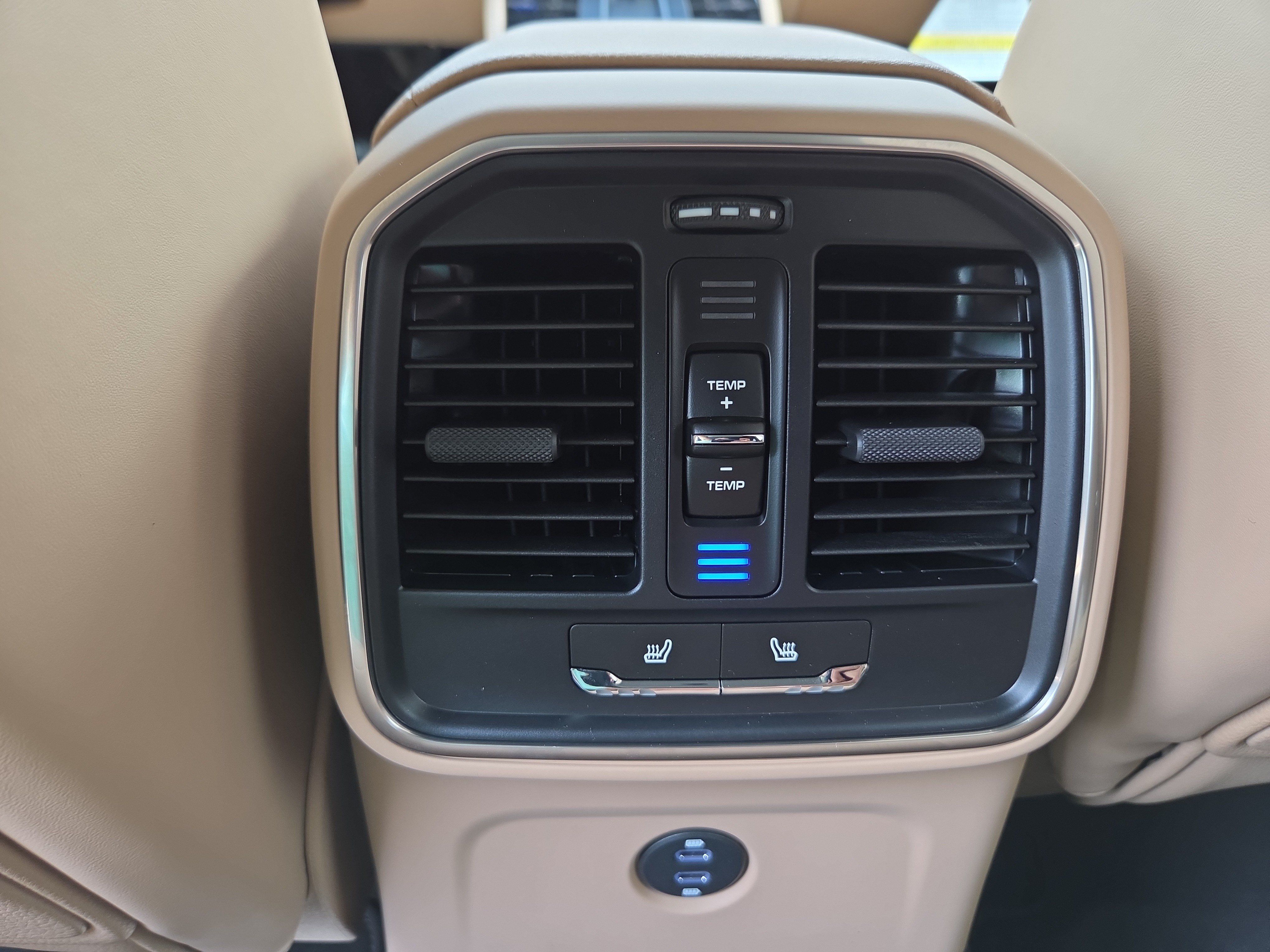 Certified 2025 Porsche Macan AWD/4WD image 14