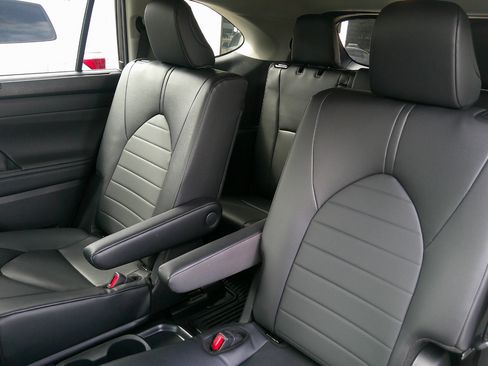 Used 2024 Toyota Highlander XLE image 13