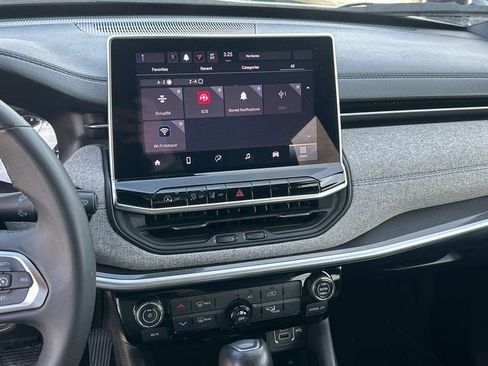 Used 2024 Jeep Compass Latitude image 12