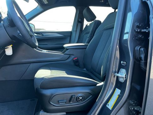 Used 2025 Jeep Grand Cherokee Laredo w/ Luxury Tech Group I image 9