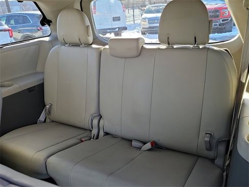 Used 2014 Toyota Sienna XLE image 23
