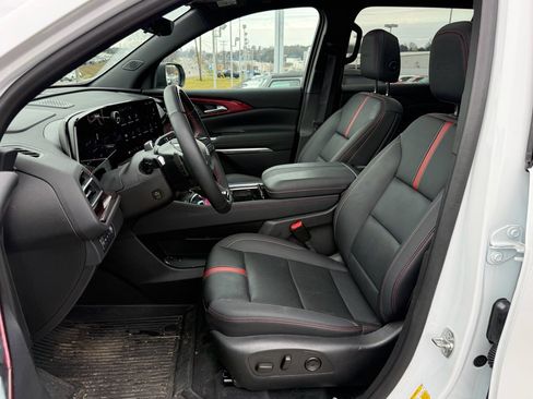 Used 2024 Chevrolet Traverse RS image 16