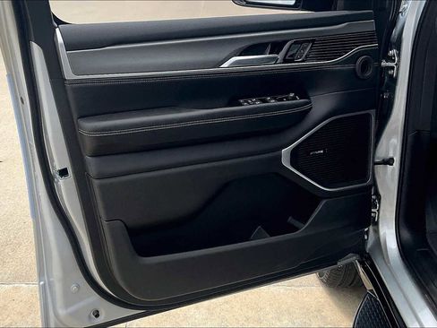 New 2025 Jeep Wagoneer L Series II w/ Convenience Group I image 10