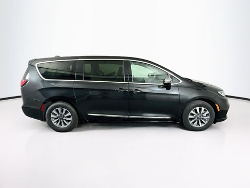 Used 2023 Chrysler Pacifica Limited FWD image 10