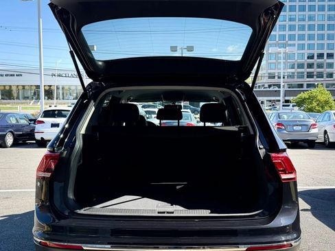 Used 2018 Volkswagen Tiguan SE AWD/4WD image 38