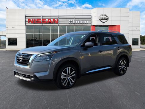 Used 2025 Nissan Pathfinder Platinum FWD image 7