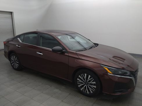 Used 2025 Nissan Altima 2.5 SV FWD image 11