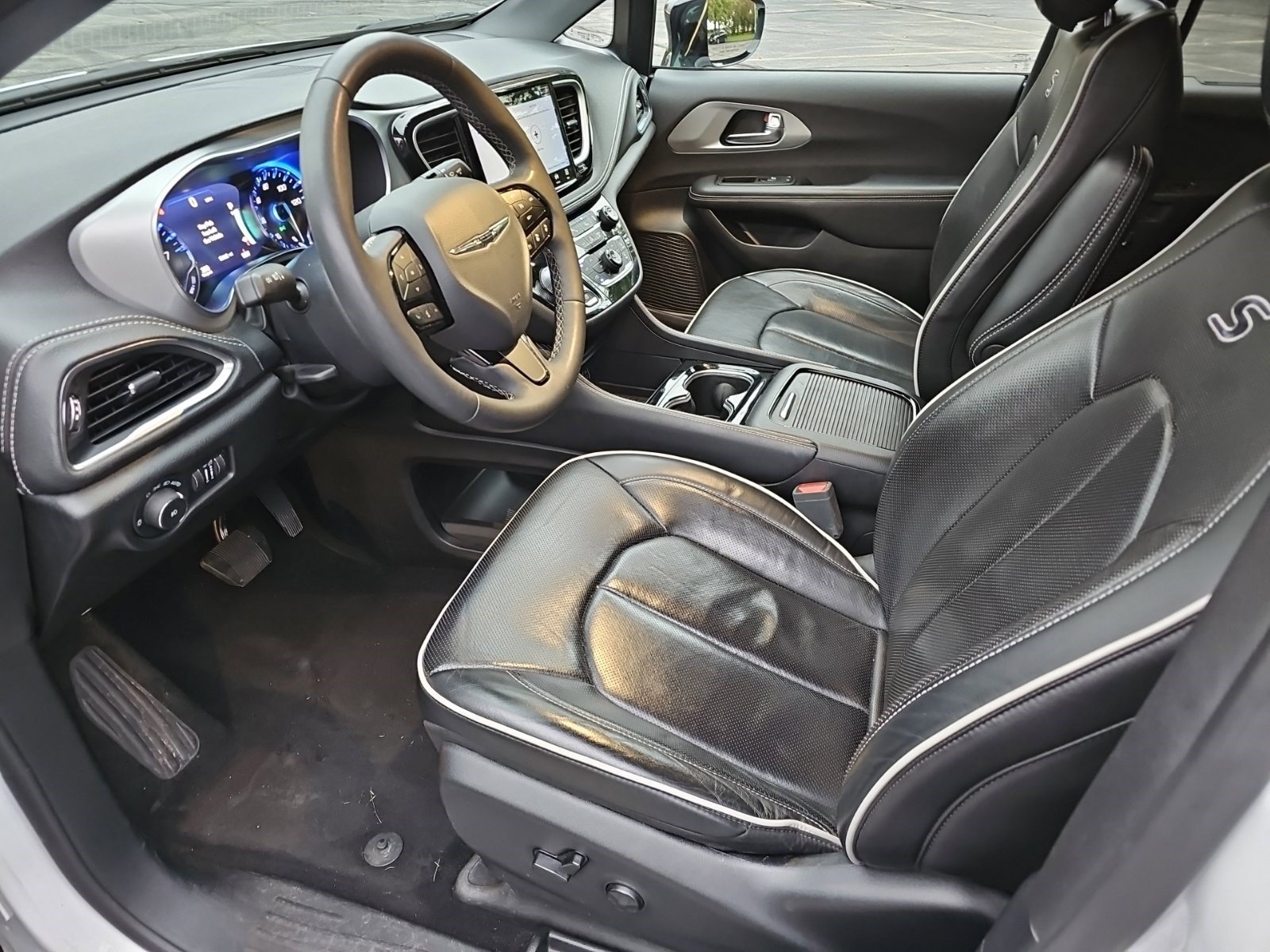 Used 2025 Chrysler Pacifica Limited FWD image 15
