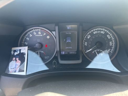 Used 2017 Toyota Tacoma TRD Sport w/ Premium & Technology Package image 10