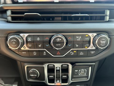 New 2025 Jeep Gladiator Sport image 43