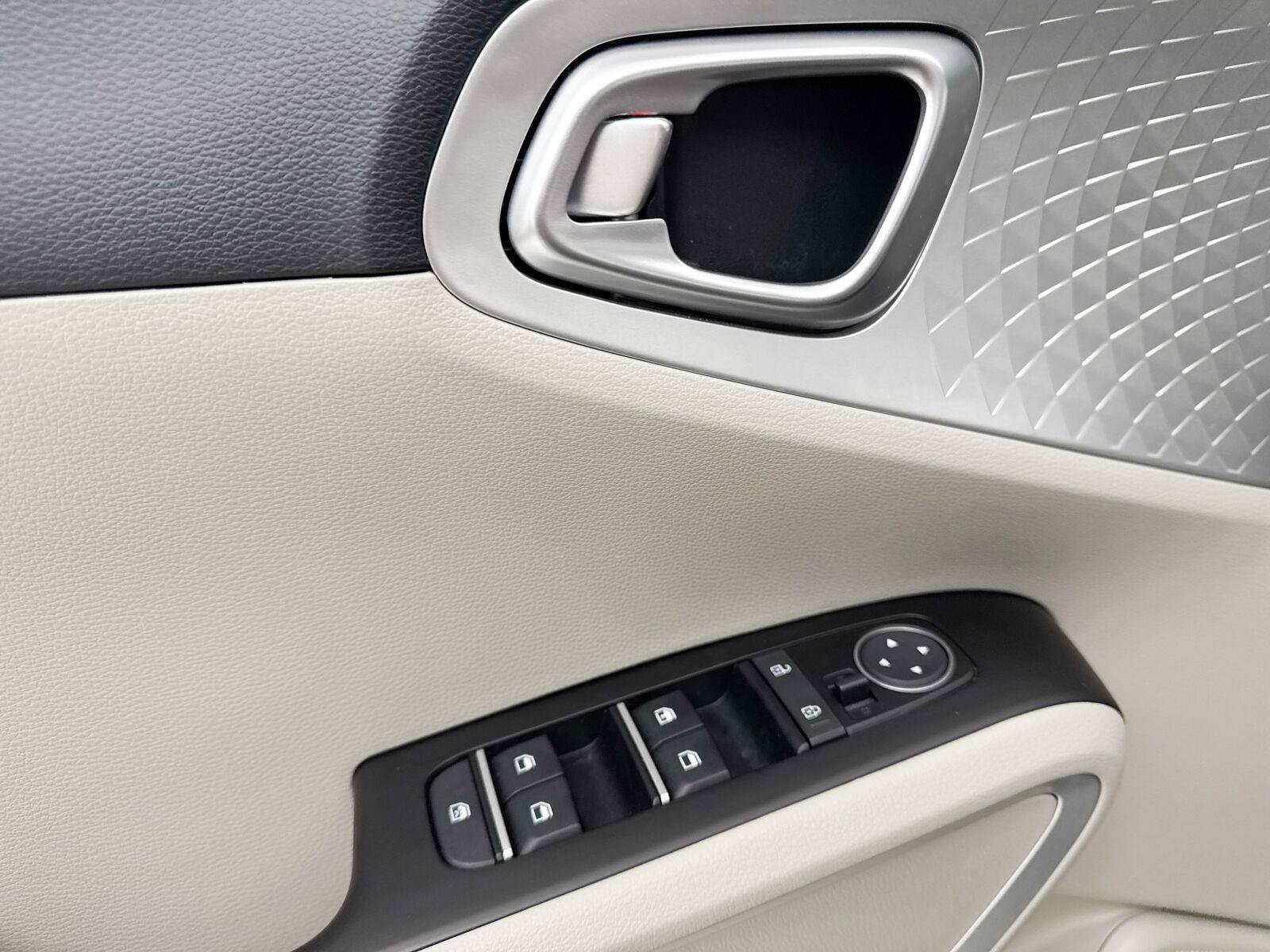 Used 2025 Kia Soul LX w/ LX Technology Package FWD image 20