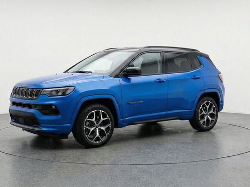 Used 2025 Jeep Compass Limited AWD/4WD image 3