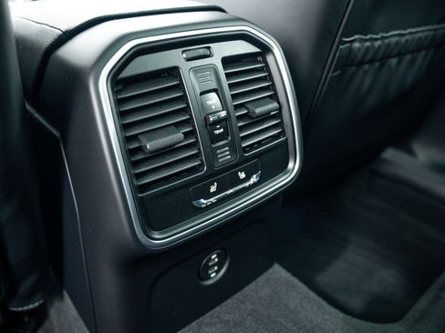 Certified 2026 Porsche Macan AWD/4WD image 22