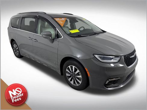 Used 2021 Chrysler Pacifica Touring-L FWD image 1