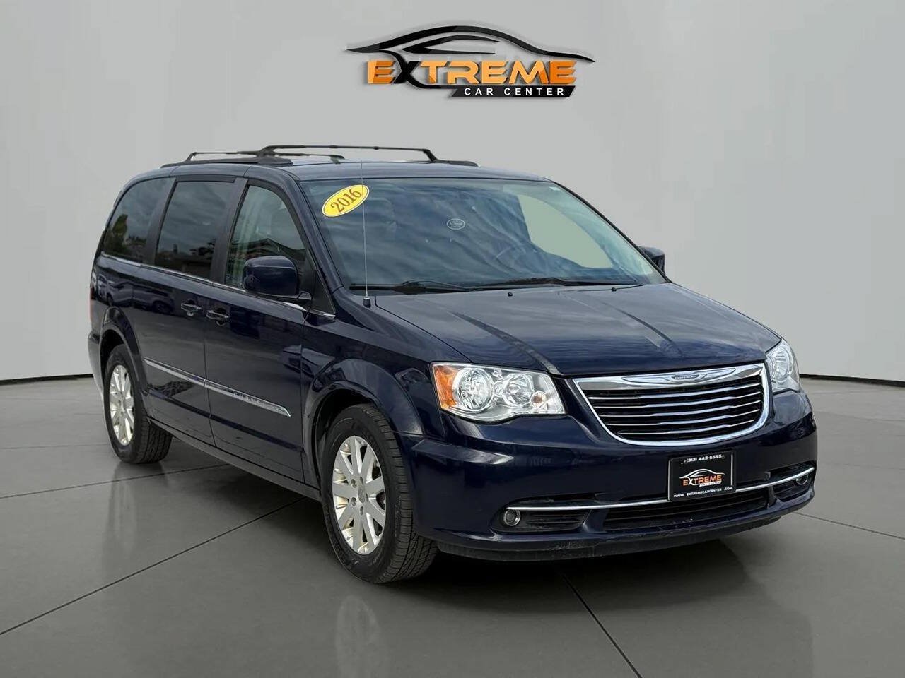 Used 2016 Chrysler Town & Country Touring FWD image 8