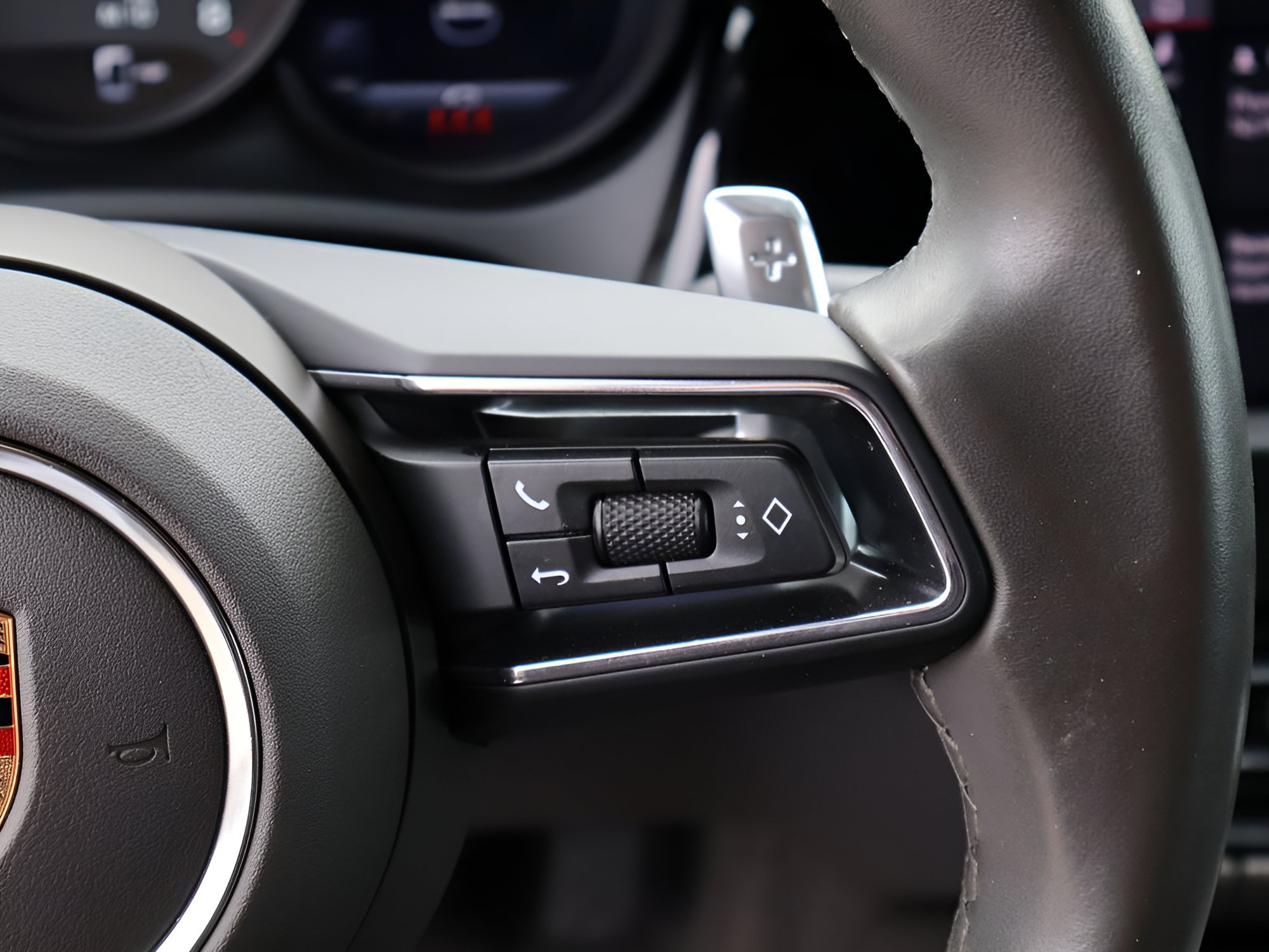 Certified 2024 Porsche Macan AWD/4WD image 30