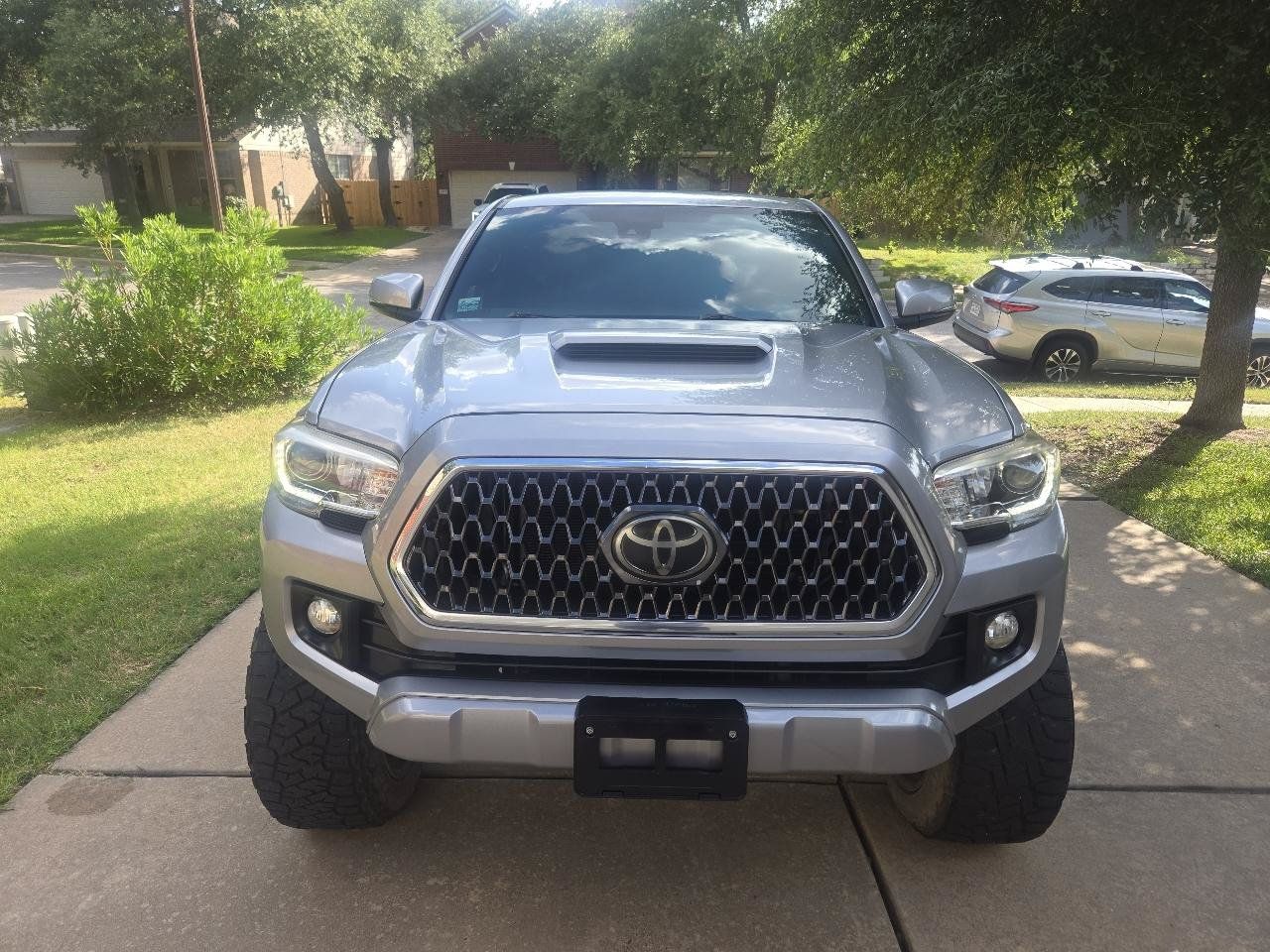 Used 2018 Toyota Tacoma TRD Sport w/ Technology Package RWD image 2