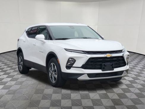 Used 2025 Chevrolet Blazer LT FWD image 2