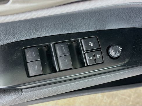 Used 2025 Toyota Camry SE w/ Convenience Package FWD image 15