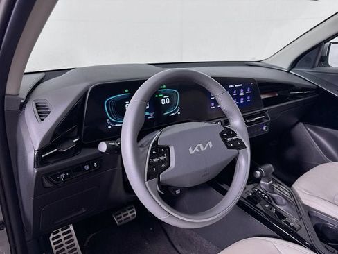 Used 2023 Kia Niro EX Touring FWD image 9