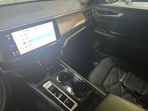 Used 2025 Volkswagen Atlas SE image 3