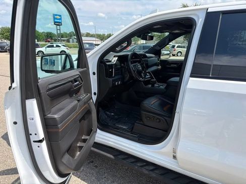 Used 2023 GMC Sierra 1500 AT4 w/ AT4 Premium Package AWD/4WD image 8