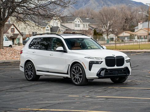 Used 2023 BMW X7 xDrive40i w/ M Sport Package image 3