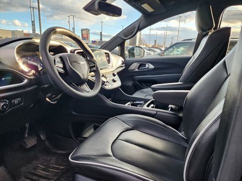 Used 2023 Chrysler Pacifica Limited w/ Uconnect Theater Family Group image 9