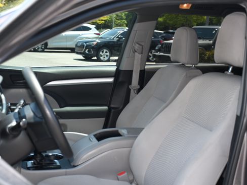Used 2019 Toyota Highlander LE FWD image 11