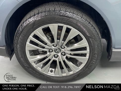 Used 2023 Toyota Venza XLE image 13
