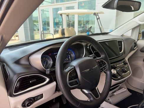 Used 2023 Chrysler Pacifica Touring-L FWD image 10