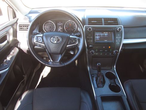Used 2016 Toyota Camry image 15