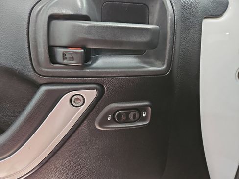 Used 2015 Jeep Wrangler Unlimited Rubicon image 8