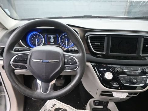 Used 2018 Chrysler Pacifica Touring Plus w/ Tire & Wheel Group FWD image 20