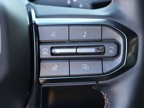 Used 2025 GMC Yukon XL AT4 AWD/4WD image 15