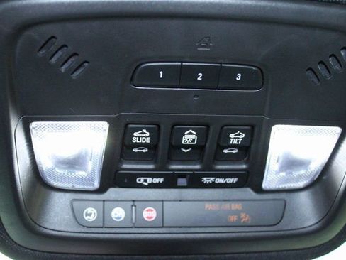 Used 2023 Chevrolet Traverse RS image 29