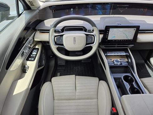 Used 2025 Lincoln Nautilus Reserve AWD/4WD image 15