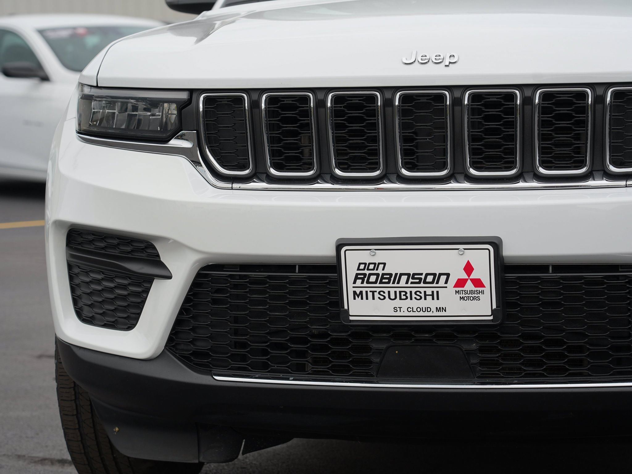 Used 2023 Jeep Grand Cherokee Laredo AWD/4WD image 10